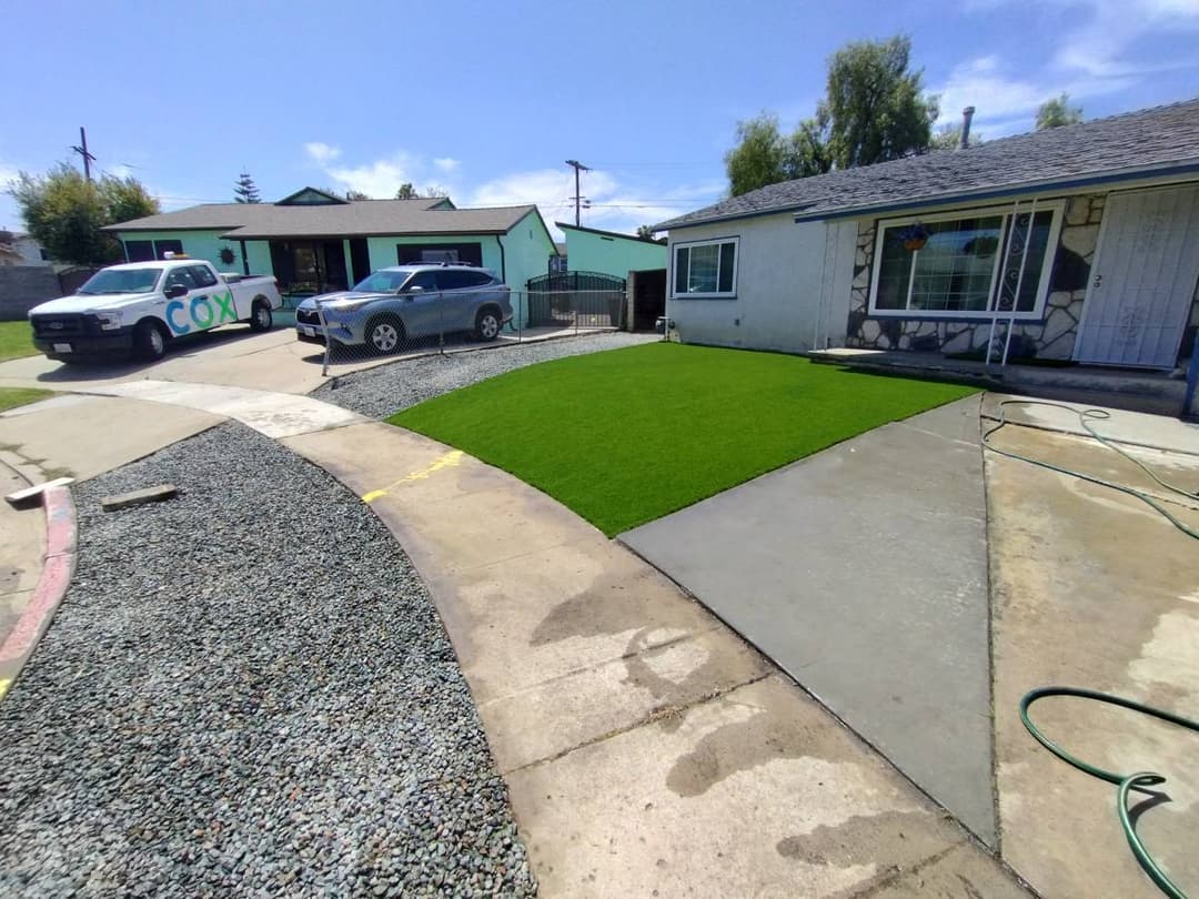 picture of a newly installed grass front yard neatly trimmed