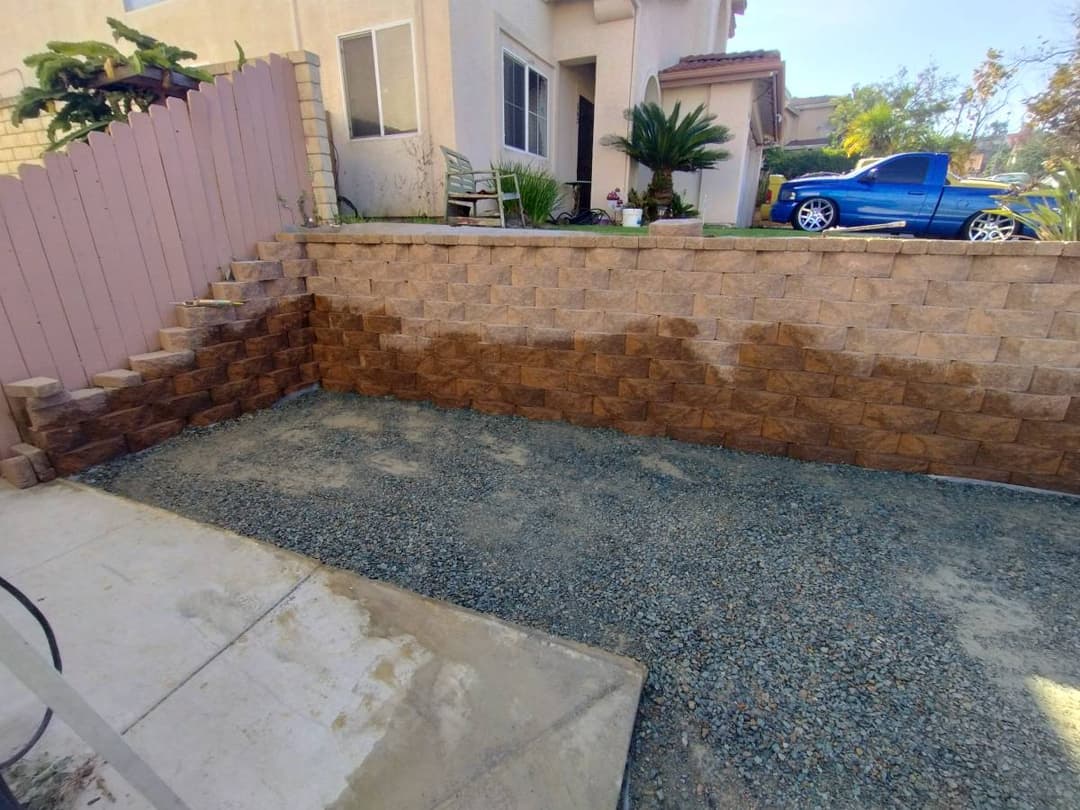 picture of newly installed gravel with a retaining wall